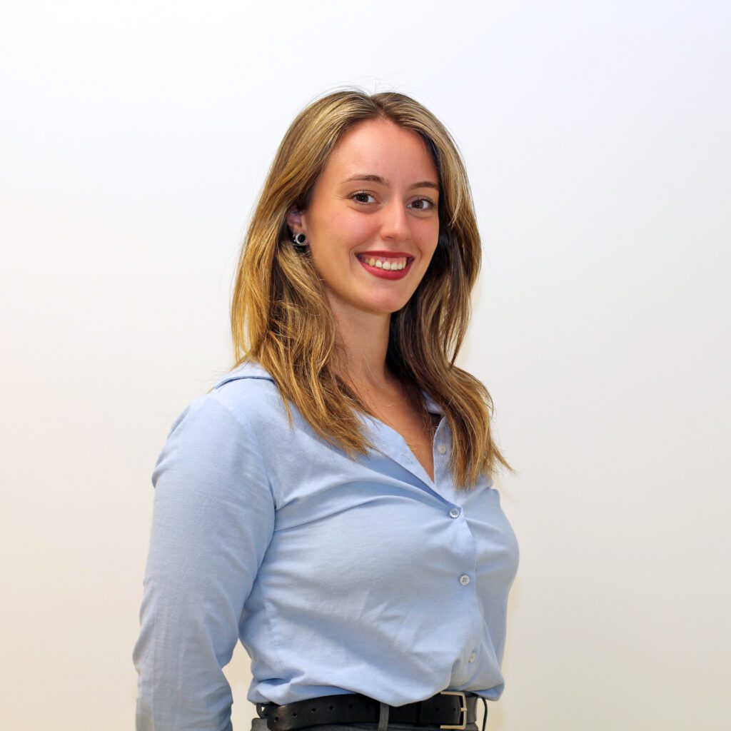 Lucie souriant à la caméra